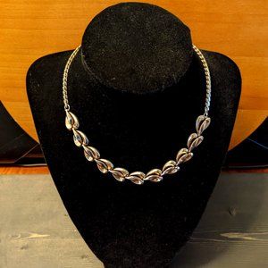 VINTAGE LUSTERN HEART LINK SILVER TONE COLLAR NECKLACE